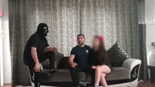 Kenan Ahu yatağına kankasını alıyor