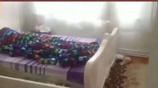 Athelina çıplak uyurken kuzeni sikiyor